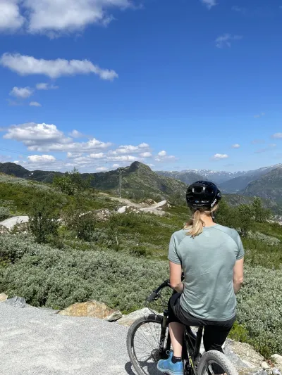 Dame som ser utover utsikten i Hemsedal sykkelløyper