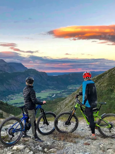 To unge gutter som ser utover utsikten i Hemsedal