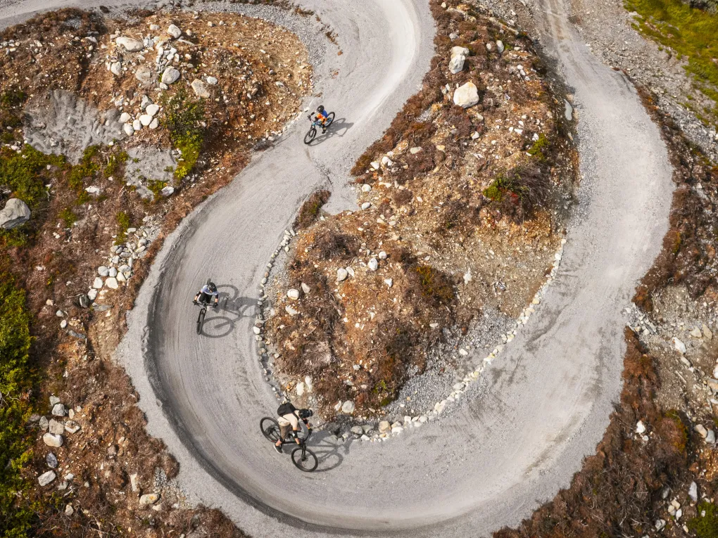 Tre mennesker som sykler i Hemsedal sine stisyklingsløyper