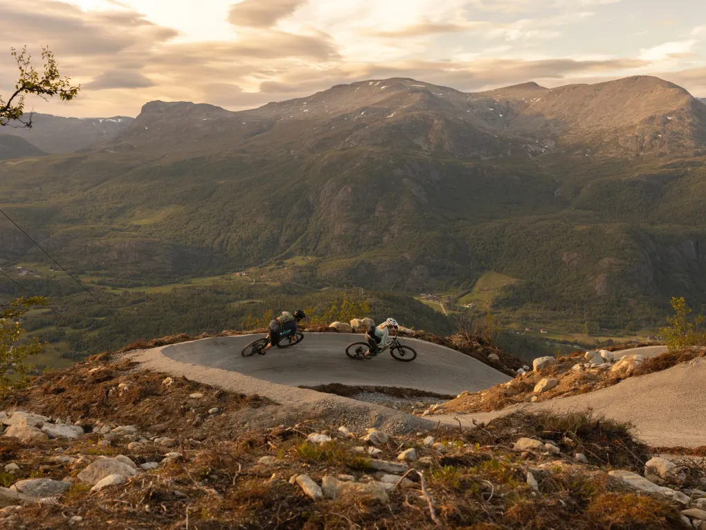 To mennesker som er på vei ned sykkelløypene i Hemsedal skisenter