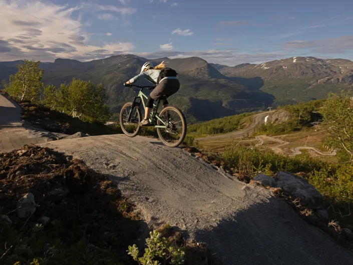 Dame som hopper på et hopp i Hemsedal sine sykkelløyper