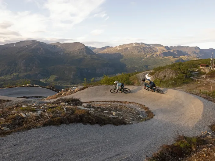 To mennesker som sykler stisykling i Hemsedal