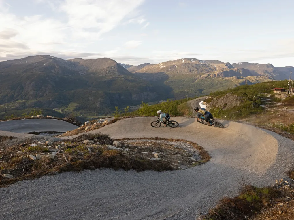To mennesker som sykler stisykling i Hemsedal