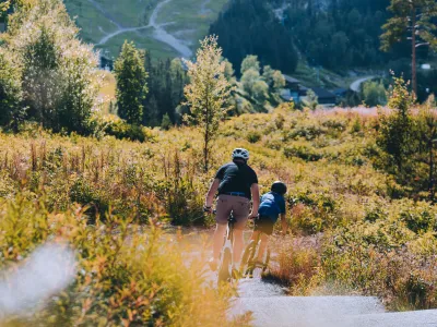 Far og sønn som sykler i Hemsedal sine sykkelløyper