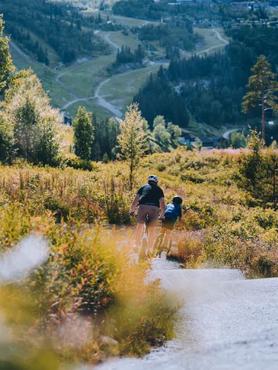Far og sønn som sykler i Hemsedal sine sykkelløyper