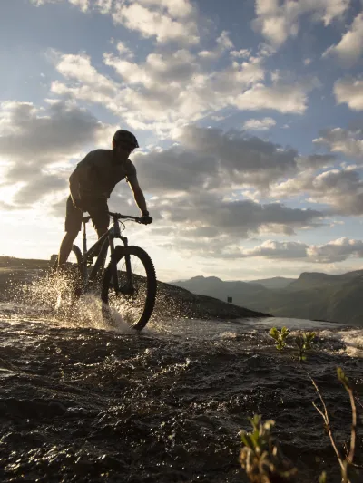 Mann som sykler oven en bekk i Hemsedal sine sykkelløyper 2