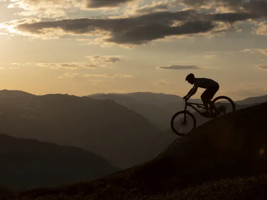 Mann som sykler i Hemsedal sine sykkelløyper om kvelden