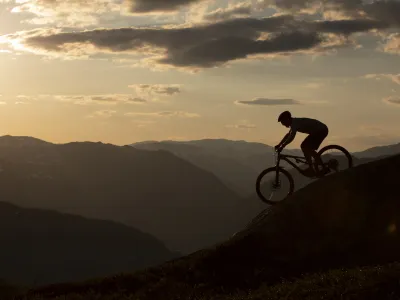 Mann som sykler i Hemsedal sine sykkelløyper om kvelden
