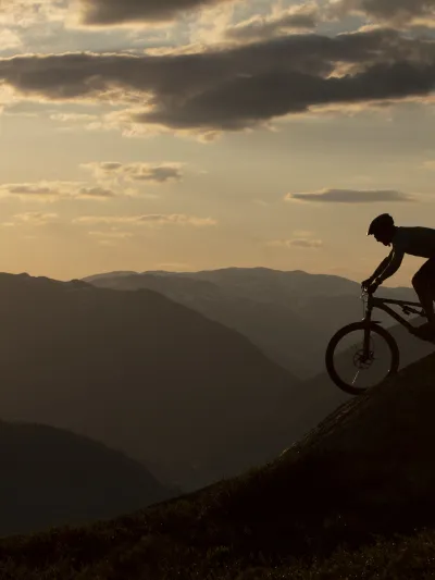 Mann som sykler i Hemsedal sine sykkelløyper om kvelden