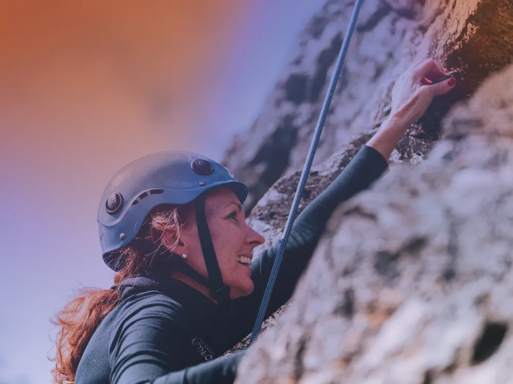 En dame som klatrer.