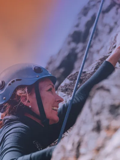 En dame som klatrer.