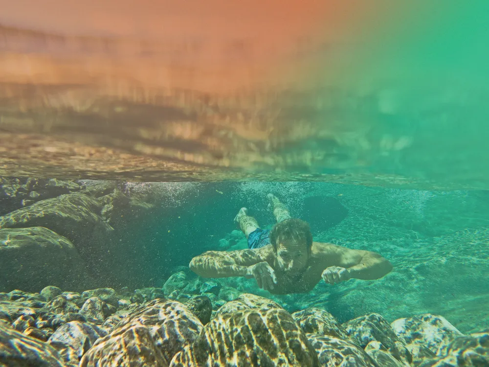 En mann som dykker under vann.