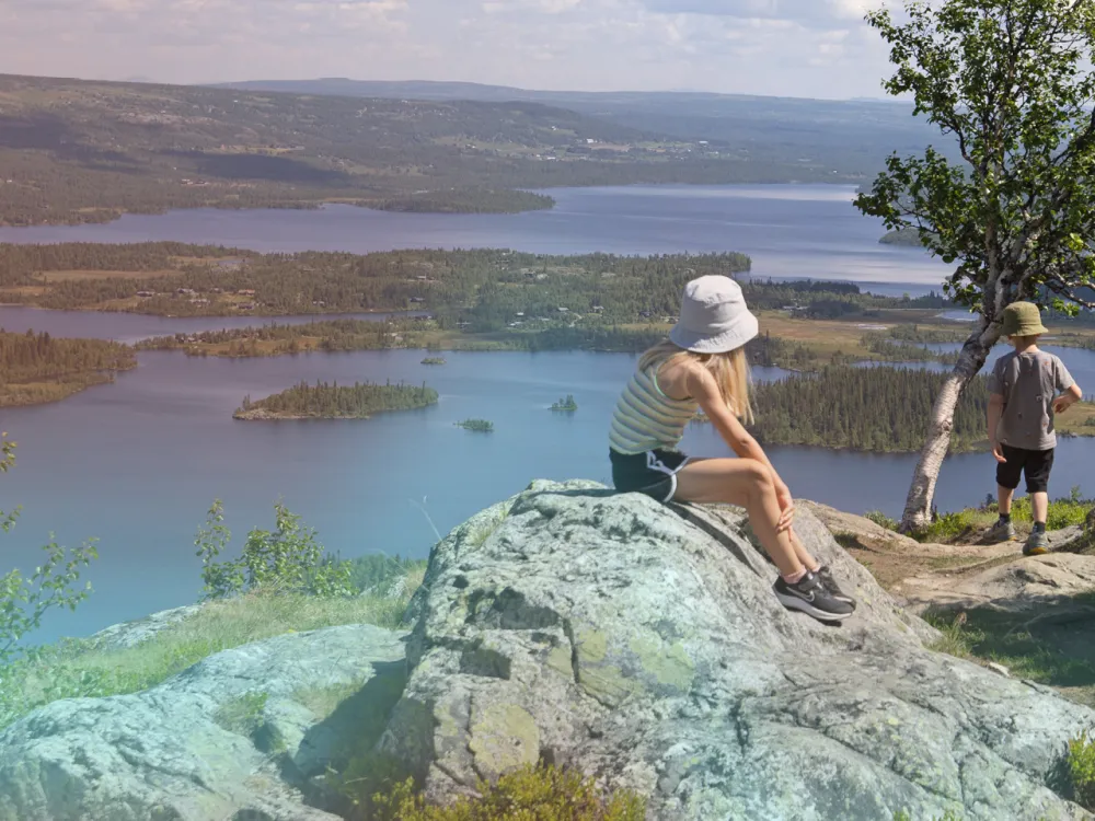 Storhøvda med barn i bakgrunnen icerust.