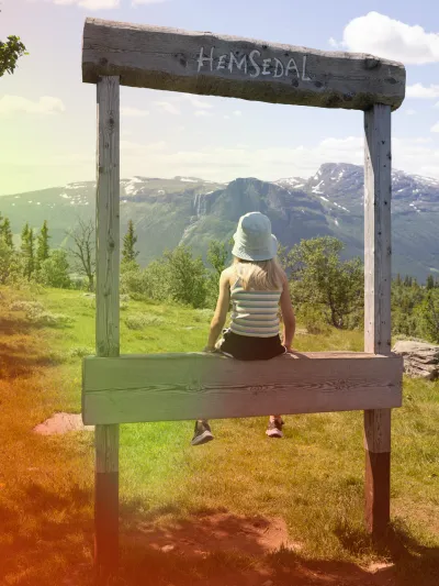 Storhøvda skilt, med jente som sitter i rammen sunfire.