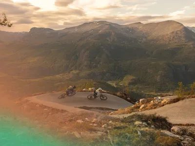 To personer som sykler i hemsedalssykkelløyper med utsikt utover fjellene oatforrest 2.