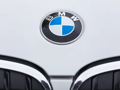 BMW merket på hvit bil.