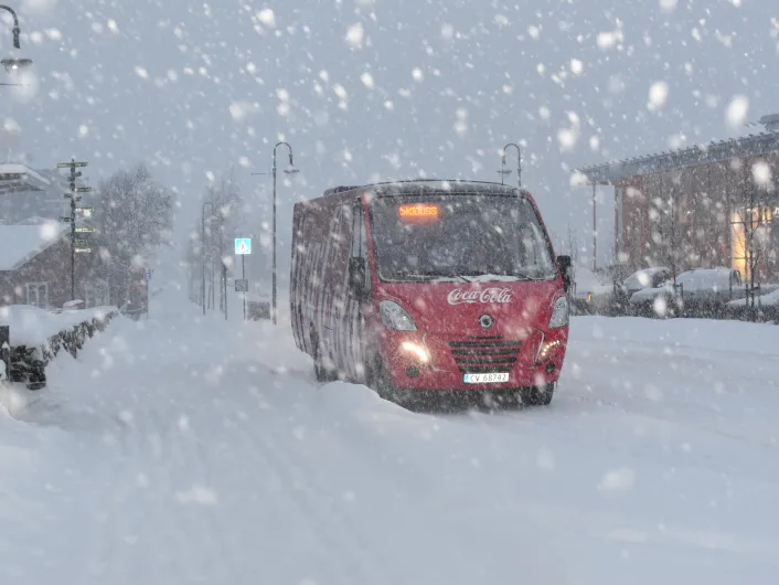 Cola skibuss ved busstoppet i sentrum om vinteren.