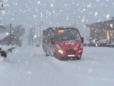 Cola skibuss ved busstoppet i sentrum om vinteren.