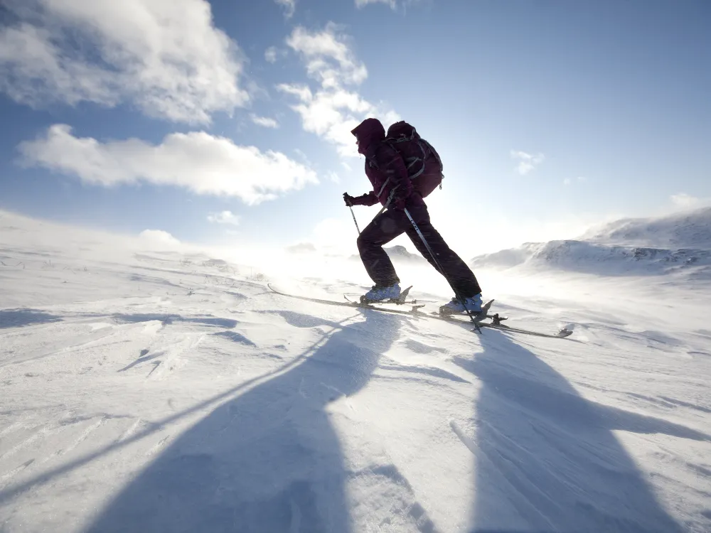 En person som går på topptur.