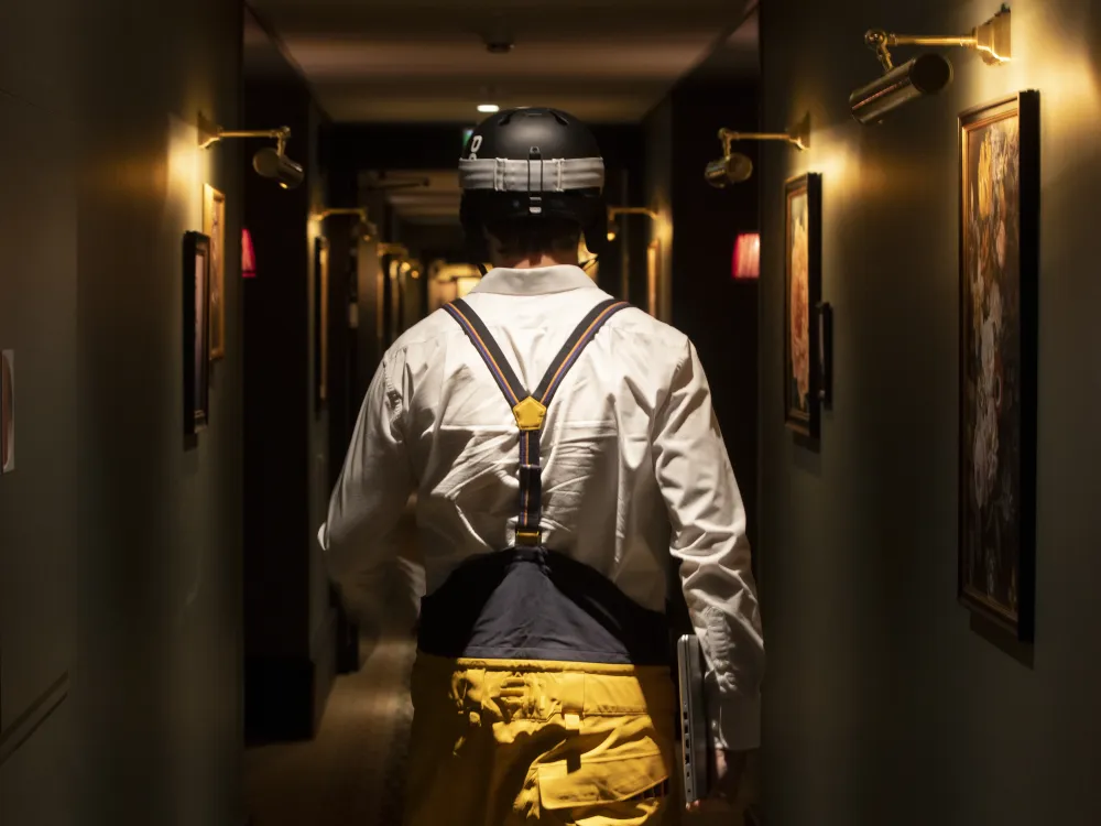 Gutt som går gjennom gangene på fyri etter en lang dag på snowboard