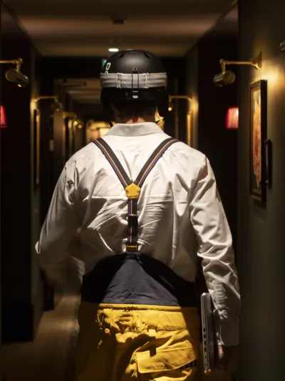 Gutt som går gjennom gangene på fyri etter en lang dag på snowboard