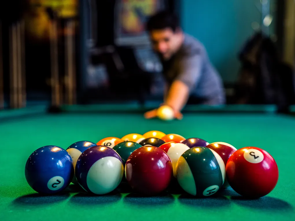 Mann som spille biljard