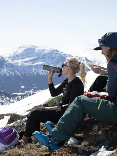 Mennesker som har en kaffepause på topptur